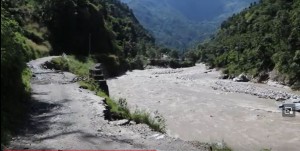 चीनबाट लत्ताकपडा र फलफूल बोकेर आएका ट्रक अरनिको राजमार्गमा अलपत्र